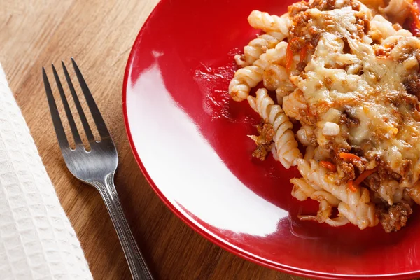 Huisgemaakte pasta met vlees, kaas en tomaat — Stockfoto