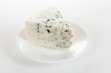 peynir beyaz bir plaka üzerinde