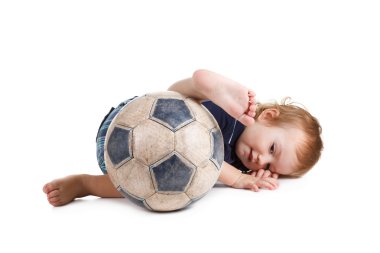 Bir futbol topuyla oynayan bebek. Beyaz izole 