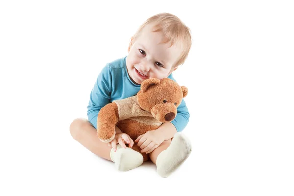 Küçük çocuk bir oyuncak ayı beyaz zemin üzerine sarılma