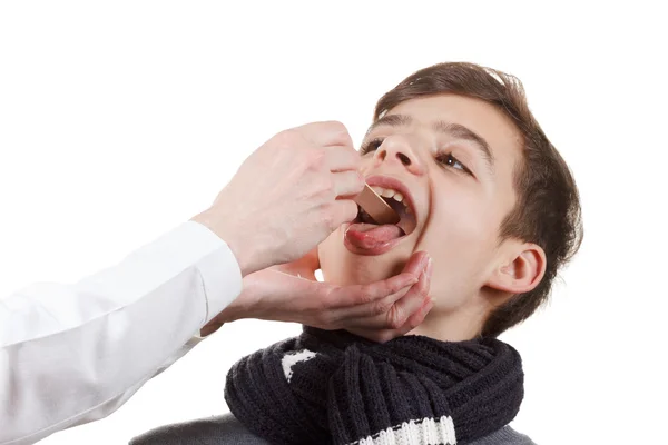 Menino exame médico faringe e amígdalas — Fotografia de Stock