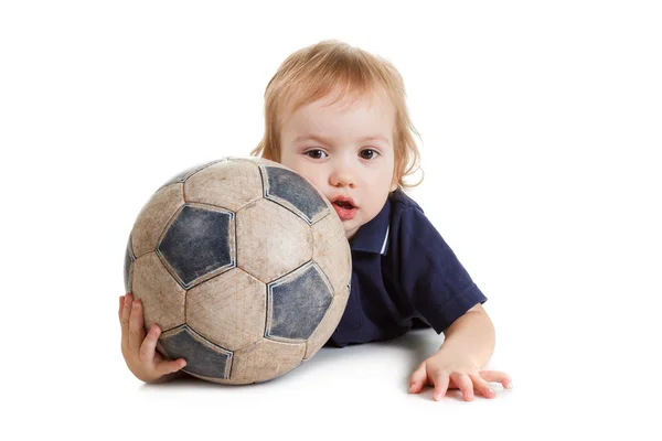 Дитячий хлопчик грає з футбольним м'ячем. Ізольовані на білому — стокове фото