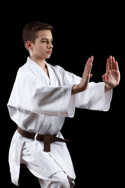 Karate Fighter en Kimono blanco aislado en negro — Foto de Stock