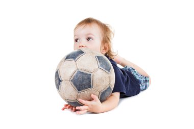 Bir futbol topuyla oynayan bebek. Beyaz izole 