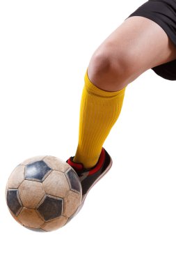 Futbol topu bir futbolcu yürüyerek. İzole beyaz 