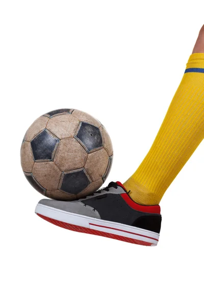 Fotboll på foten av en fotbollsspelare. Isolerade vit — Stockfoto