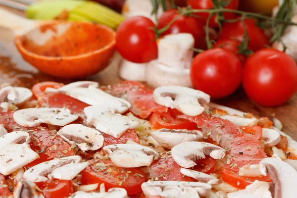 Cozinhar pizza caseira com salmão, tomates e cogumelos — Fotografia de Stock