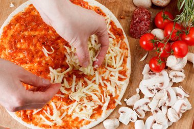 Somon balığı, domates ve mantar ile ev yapımı pizza pişirme