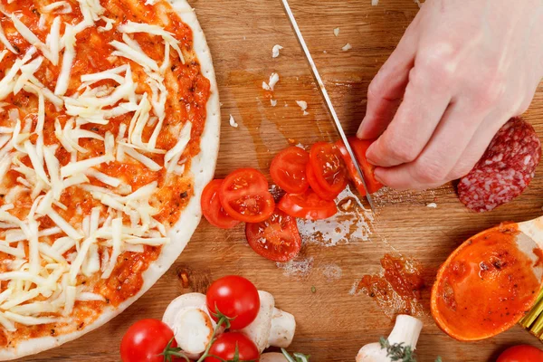 Somon balığı, domates ve mantar ile ev yapımı pizza pişirme