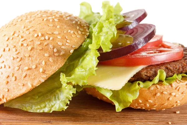 Cheeseburger americano tradizionale. Carne, panini e verdure da vicino — Foto Stock