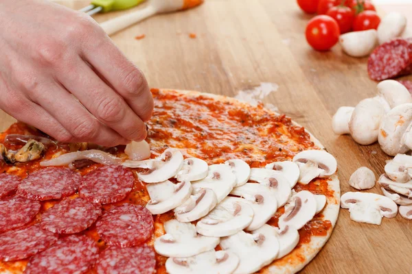 Kochen hausgemachte traditionelle italienische leckere Pizza vier Jahreszeiten — Stockfoto