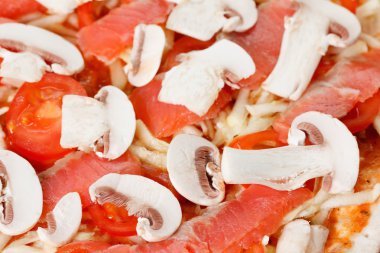 Somon balığı, domates ve mantar ile ev yapımı pizza pişirme