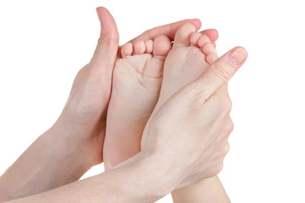어머니의 손에 흰색 절연 아기 발. — 스톡 사진