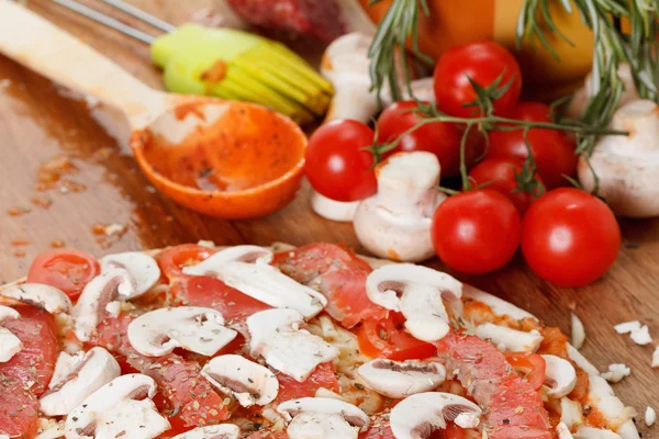 Cozinhar pizza caseira com salmão, tomates e cogumelos — Fotografia de Stock