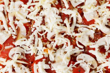 Somon balığı, domates ve mantar ile ev yapımı pizza pişirme