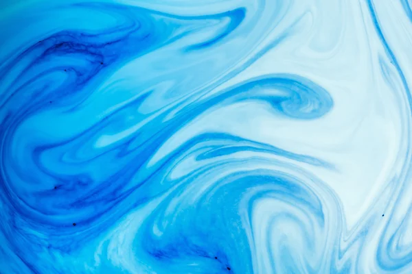 Kleur daling in water, gefotografeerde beweging. — Stockfoto