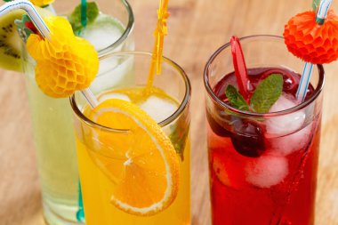 Canlandırıcı yaz kokteylleri.