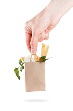 Paket peynir elinde bir dizi. Konsept satış ve teslimat süt ürünleri. İzole