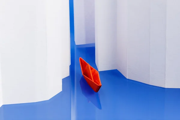 Concepto de éxito, seguir adelante. Origami barco de papel en el agua como rompehielos —  Fotos de Stock