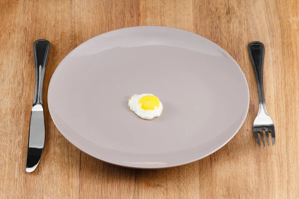 Μικρό τηγανητό αυγό σε ένα πιάτο — Φωτογραφία Αρχείου