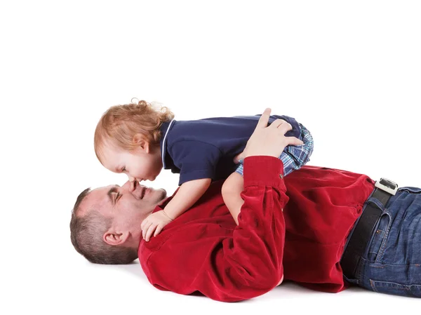 Padre e hijo pequeño jugando, aislados sobre un blanco — Foto de Stock