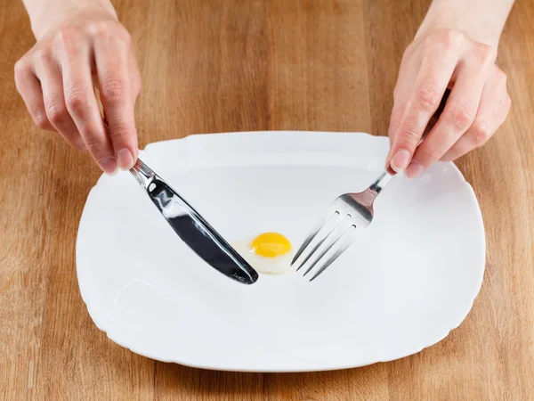Μικρό τηγανητό αυγό σε ένα πιάτο — Φωτογραφία Αρχείου