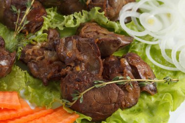 Soğan, marul ve baharatlar ile tavuk karaciğer pişirilir