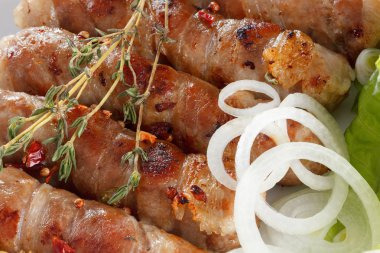 Pişmiş domuz pastırması rulo