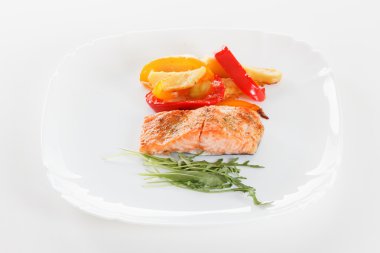 Sebze, baharatlar ve roka bir plaka üzerinde ızgara somon fileto