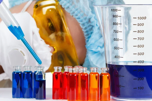 Estudiante con pipeta, ropa protectora, gafas en un laboratorio de química —  Fotos de Stock