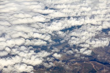 Gökyüzü ve bulutlar rüzgar türbinleri ile görünümü