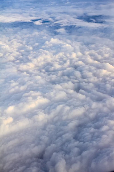 Vista del cielo y las nubes desde un plano — Foto de Stock