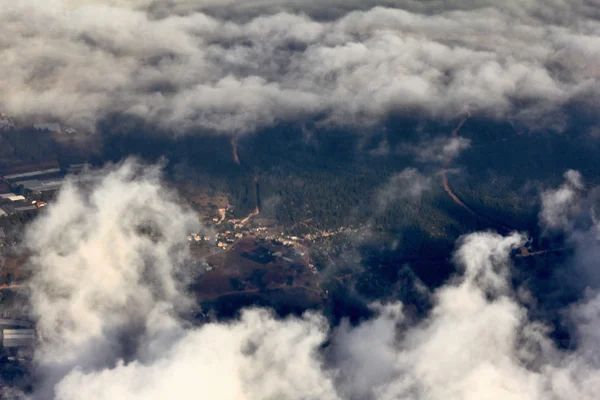Gökyüzü ve bulutlar bir uçaktan görünümü