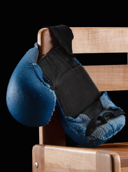 Vieux gants de boxe sur fond noir clou — Photo