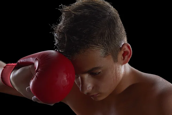 Genç çocuk atlet, boksör veya kick boks eldiven eğitimden sonra. — Stok fotoğraf