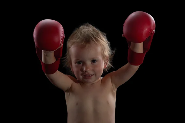 Menino atleta, boxeador ou kickboxer luvas de treinamento em fundo preto . — Fotografia de Stock