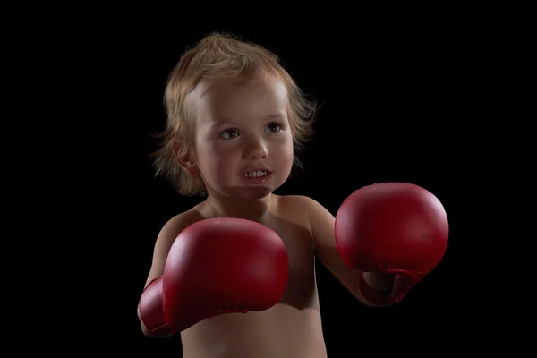 Guantes de niño atleta, boxeador o kickboxer entrenando sobre fondo negro . —  Fotos de Stock