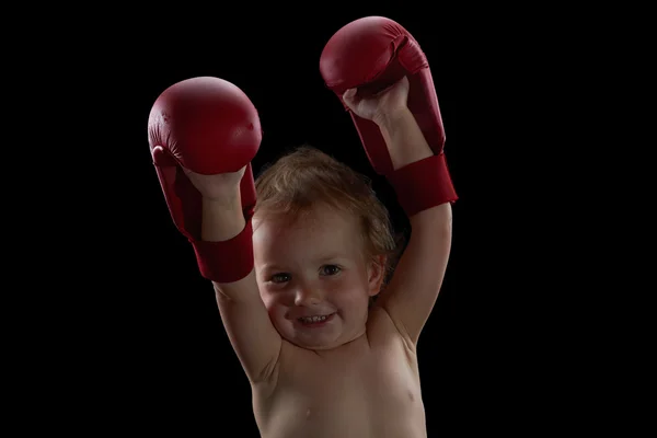 Menino atleta, boxeador ou kickboxer luvas de treinamento em fundo preto . — Fotografia de Stock