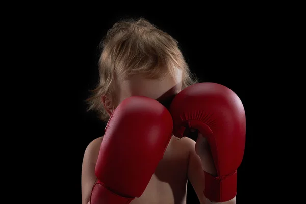 Chłopiec sportowiec, bokser i kick-boxer rękawice szkolenia na czarne tło. — Zdjęcie stockowe