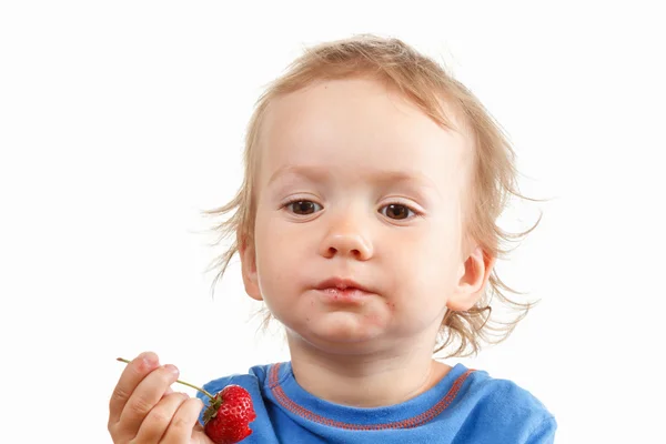 Porträt eines Jungen, der Erdbeeren isst, auf weißem Hintergrund — Stockfoto
