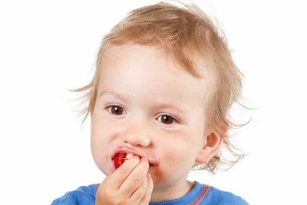 男孩吃草莓，白色背景上的肖像 — 图库照片