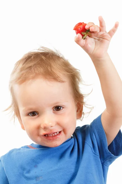Портрет хлопчика, який їсть полуницю, на білому тлі — стокове фото
