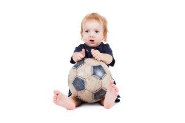 Bir futbol topuyla oynayan bebek. Beyaz izole