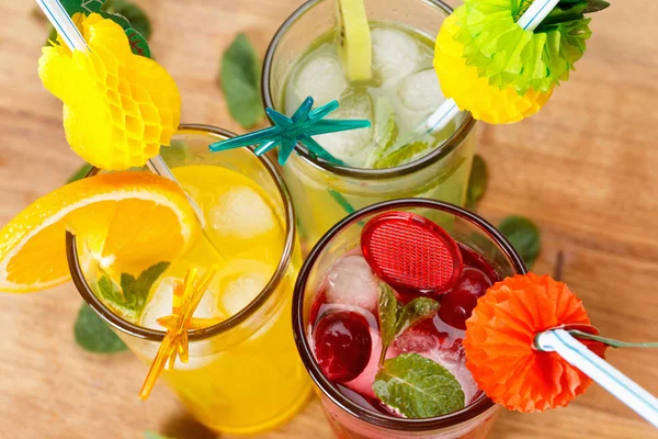 Coquetéis refrescantes de verão . — Fotografia de Stock