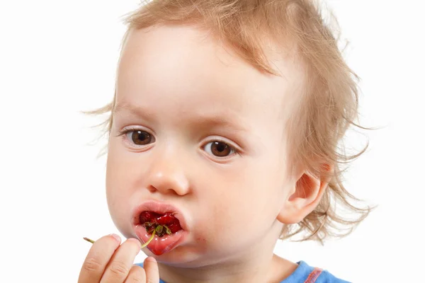 Ritratto di un ragazzo che mangia fragole, su sfondo bianco — Foto Stock
