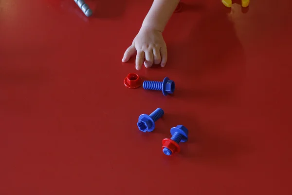 Chłopiec dzieci dziecko bawi się zabawkami — Zdjęcie stockowe