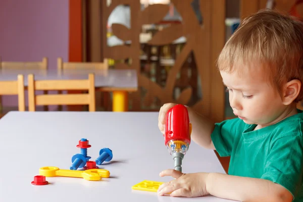 Barn barn pojke leker med leksaker — Stockfoto
