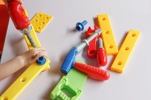 Bambino bambino ragazzo giocare con giocattoli — Foto Stock