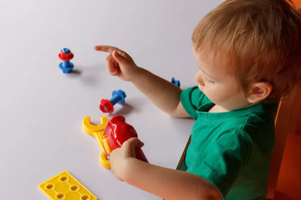 Kind Junge spielt mit Spielzeug — Stockfoto