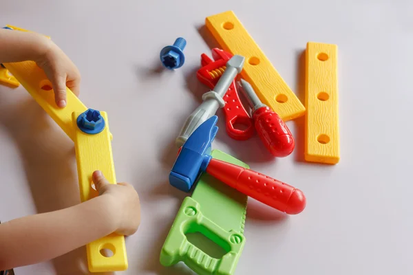 Kind Junge spielt mit Spielzeug — Stockfoto